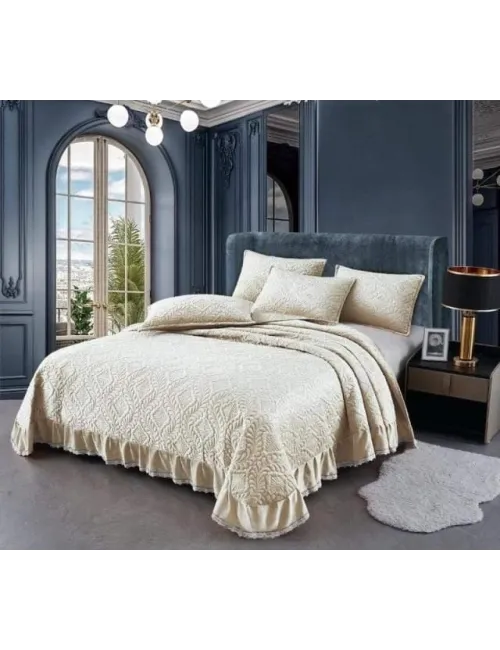 Cuvertura Pat Bej 230x250 cm, Model cu Volanase, pentru Pat Dublu, Material Catifea Premium, cu 2 Fete de Perna 55x75 Incluse