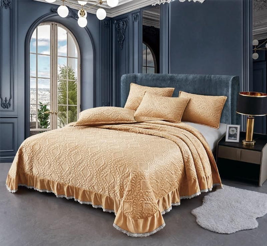 Cuvertura Pat Gold 230x250 cm, Model cu Volanase, pentru Pat Dublu, Material Catifea Premium, cu 2 Fete de Perna 55x75 Incluse