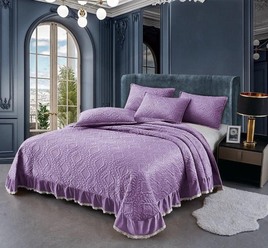 Cuvertura Pat Mov 230x250 cm, Model cu Volanase, pentru Pat Dublu, Material Catifea Premium, cu 2 Fete de Perna 55x75 Incluse